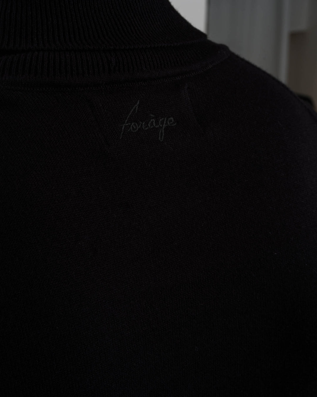 Suéter Ligero de Punto con Cuello Alto - Negro