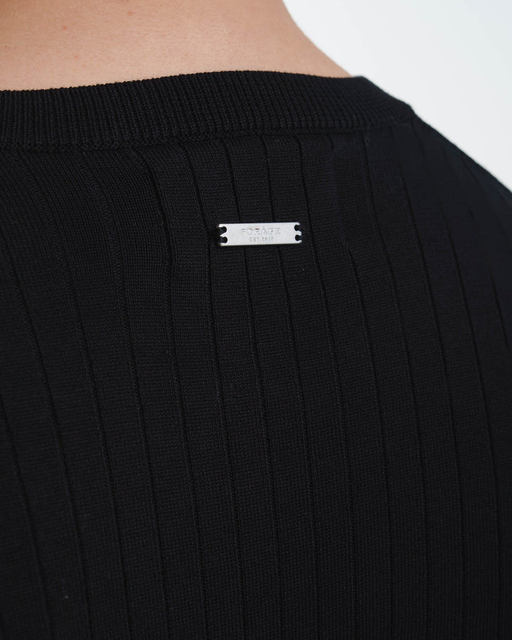 Suéter Negro de Cuello Redondo con Puntos Amplios