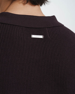 Polo de Punto con Tapeta Discreta (Marrón Oscuro)