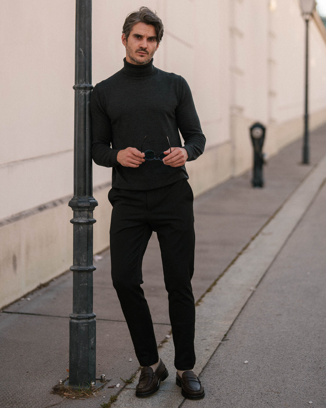 Suéter de Cuello Alto Merino en Gris Oscuro