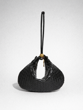 Bubble Noir | Bolso Dumpling de Tejido con Detalles Dorados