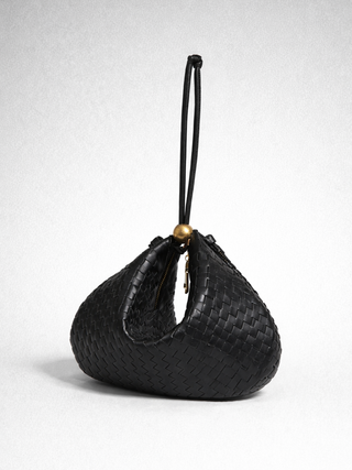 Bubble Noir | Bolso Dumpling de Tejido con Detalles Dorados